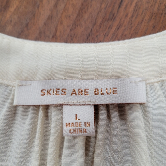 Skies Are Blue Boho Top Tie Neckline Sewn Pleating Details Button Cuff - Picture 3 of 9